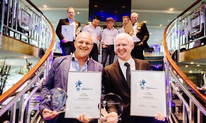 Christian Bößl (links, W&P Brand Communications) und Günther Gruber (rechts, Anton Steininger GmbH) freuen sich über den ersten Platz